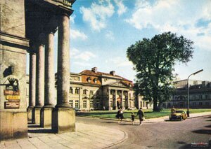 Pałac Prymasowski w latach 60. XX wieku.