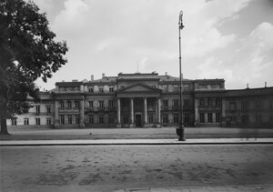 Fasada pałacu Prymasowskiego w 1933 roku.